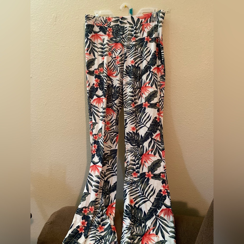 Selling floral print pants, size large from fashion nova, never worn